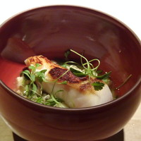 TTOAHISU - ◆マナ鰹、下にはリゾット・・トムヤンクンをイメージして作られたとか。 下には刻んだ筍など使用した少しピリ辛のソースが敷かれています。 ここまでの優しい味わいの和テイストと異なりお味変わりにもなり美味しい。