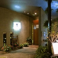 博多水炊きと焼き鳥 鳥善 銀座店 - おしゃれな外観です。