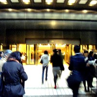 ル・マンジュ・トゥー - サントリ-ホ―ルに向かう人たち