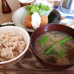 食堂ヒトト - お豆腐のカツ定食(1100円)