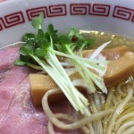 自家製麺 くろ松 - 具はレアチャーシューにメンマ、カイワレだけ