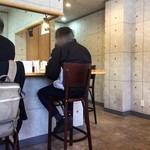 自家製麺 くろ松 - カウンター席だけ