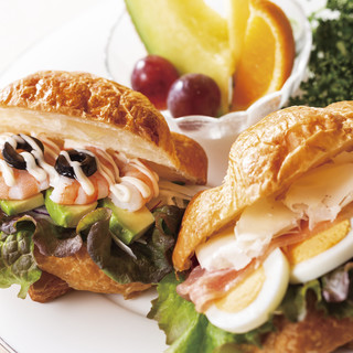 ロビーラウンジクリスタルムーブメント_2