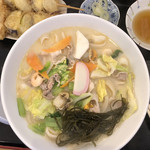 駕籠休み - 5月の月替りうどん。見た目はちゃんぽん麺。左上はサイドメニューのアイドル天。天つゆがついてくるのがうれしい。