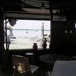 かねよ食堂・カフェ・アートスタジオ - 砂浜に建つトタン小屋の素晴らしいロケーション。まるでプライベートビーチです。