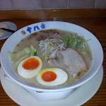 こだわりらーめん 十八番 - 十八番ラーメン煮卵トッピング