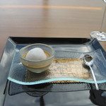 銀座 シェ・トモ - アミューズ。生雲丹の貴婦人風