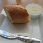 銀座 シェ・トモ - バターに店のマークが！