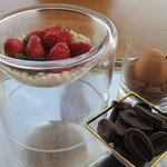 銀座 シェ・トモ - デザートを選ぶ際には、材料見せて説明が♪