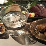 けんさん - 料理写真:焼酎と刺身とつくね。