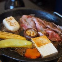 人形町今半 名古屋ミッドランドスクエア店 - もちろん仲居さんが焼いてくださいます。