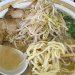 鶴乃家 - 深蒸し麺が優しいスープに絡む