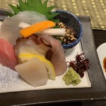 伊な勢 - お造り5種盛り(コチ、キハダマグロ、タコ、サワラ、平貝)と鯨なめろう