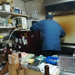 Yakitori Yoshito - 厨房と大将の後ろ姿