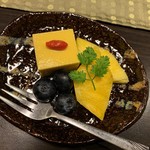 伊な勢 - 自家製マンゴープリン、パイン、ブルーベリー