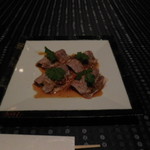 瀬里奈 - 　雲白肉です。霜降りの豚肉の上にパクチーがのっていて、中に葱も入っていたので中華というよりフレンチに近い雰囲気でした。