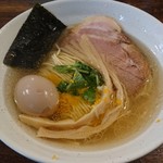 まるわ - 私は「絶賛ハマり中!」のゆず塩ラーメン、煮玉子トッピングで大盛りでお願いしました♪