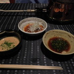 瀬里奈 - 　しゃぶしゃぶのタレ三種です。個人的に好みなので、全てのタレにおろしにんにくを入れてもらっています。