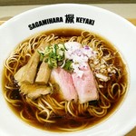 Sagamihara 欅 - 醤油らーめん　８００円(税込)　麺は茹でる前で130gのはず。今日の低温燻製チャーシューは豚肩ロースだったのかな？？その程好い弾力と写真ではメンマの下に見えるほろほろの豚バラチャーシューはいつでも旨い。他トッピングは刻み紫玉葱と葱だけ。