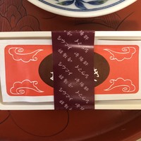 崎陽軒本店 嘉宮 - お手拭きと陶器に入った醤油と辛子とお馴染みの 崎陽軒本店 嘉宮 - お手拭きと陶器に入った醤油と辛子とお馴染みの