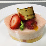 グラン・ヴァニーユ - パッションフルーツといちごの瑞々しく甘酸っぱいムース！そして、このピンク色♡カワイイの象徴⚫︎セレスト