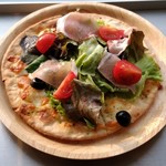 船方農場CAFE - 生ハムと新鮮野菜のサラダピザ