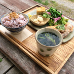 里づと - 里づとプレートランチ980円
      ご飯、ワカメと蕨のお吸い物
      プレートには
      