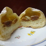 Onka - チーズとイチジク（断面）　持ち帰り途中つぶれてしまいました