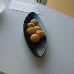ベージュ アラン・デュカス 東京 - チーズを練り込んだ塩系のシュー