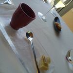 ベージュ アラン・デュカス 東京 - アミューズ・・ジュレ入り器と自家製生ハムとフォカチャ