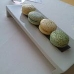 ベージュ アラン・デュカス 東京 - 焼き菓子はマカロン