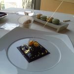 ベージュ アラン・デュカス 東京 - ヘーゼルナッツとチョコ