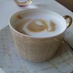 ベージュ アラン・デュカス 東京 - カプチーノ