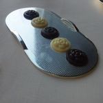 ベージュ アラン・デュカス 東京 - チョコ・・シャネルのボタン風