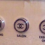 ベージュ アラン・デュカス 東京 - エレベーターのボタン