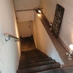 エニシ - 階段をおりて