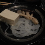 瀬里奈 - 　しゃぶしゃぶのスープで調理した豆腐、平茸、熊本県産の新玉葱です。