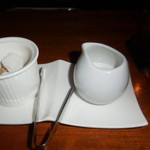 瀬里奈 - 　コーヒー用の角砂糖とミルクです。