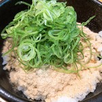 本町製麺所 阿倍野卸売工場 中華そば工房 - マグロ節粉九条ネギご飯 300円