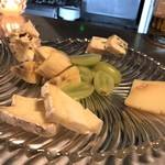 Ryumi Eru - チーズ盛り合わせ　羊のチーズ ・白カビチーズ　フージェル ・トリュフを挟んだクリームチーズ・ 青カビチーズ　フルム・ダンベール ・シャインマスカットとバナナ