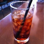 蔵の木 - オムレツライスに付くアイスティー。