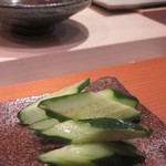 天寿し - 人気の胡瓜が置かれます