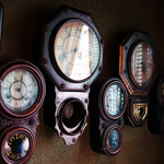 喫茶 マロン - 壁には古い時計がいっぱい。