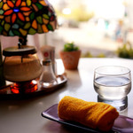 喫茶 マロン - レトロな水のグラスと布のおしぼり。