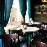 喫茶 マロン - 窓側は自然光がいっぱい。