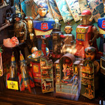 喫茶 マロン - 入り口には昭和の玩具も。