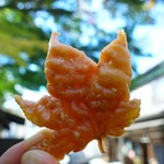 紅葉の天ぷら 河鹿荘 - あげたて｢もみじ天ぷら｣5枚200円