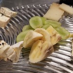 Ryumi Eru - ①チーズの盛り合わせ、バゲット付き1,600円
                        (山羊のチーズ、ブルーチーズ、トリュフのチーズ等&バナナとブドウ)
                        チーズとワインでおっさんずラブの夜は更けて行くのでした。
