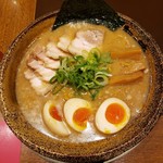 越後秘蔵麺　無尽蔵 - 豚骨醤油チャーシュー麺　972円