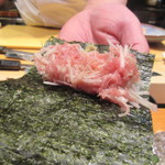 天寿し - 葱トロ巻く前